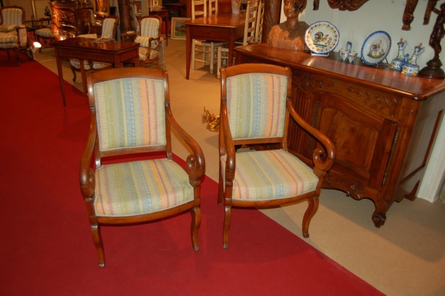 Paire de fauteuils à crosse en noyer massif. Epoque XIX ème siècle