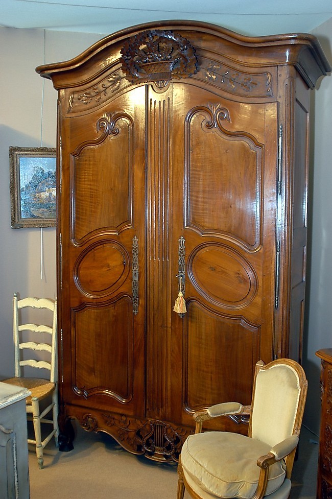 Tres Beau Modele D Armoire De Mariage Provencale En Noyer Massif